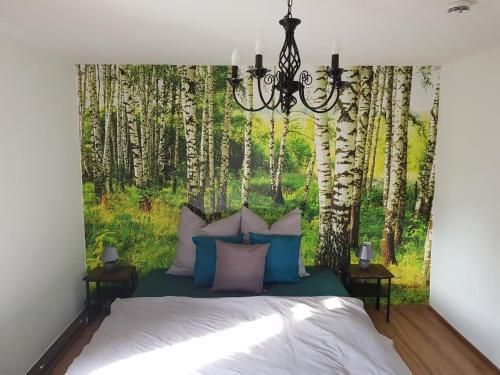 HiltpoltsteinFerienhaus Relax Ranch的一间卧室配有一张带木壁床的卧室