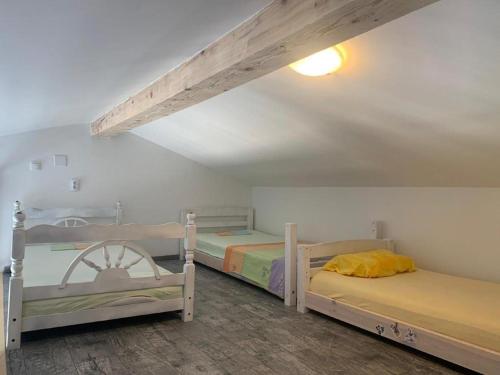 奥米沙利Villa Vuka的带2张双层床的阁楼客房