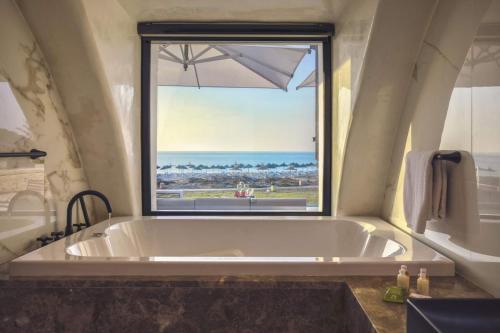 科尔巴非洲玉塔拉索度假村的带窗户的浴室设有大浴缸
