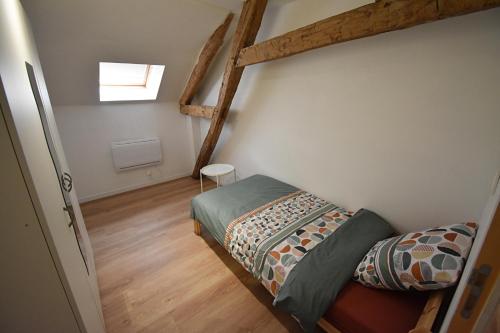 Mont-Notre-DameBel appartement 2 chambres climatisé的一间卧室配有双层床和窗户。