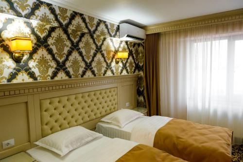 布勒伊拉Little Orient的酒店客房带两张床和一面墙