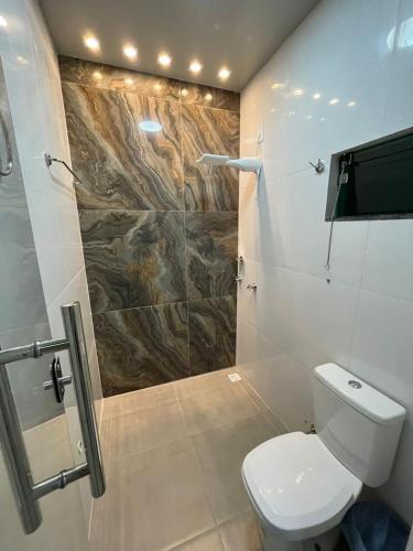 BujariPousada Torre Forte的一间带卫生间和玻璃淋浴间的浴室