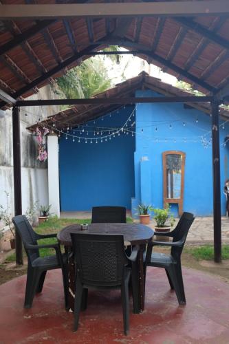 帕纳吉卡特恩别墅住宿加早餐旅馆的一个带桌椅和蓝色墙壁的庭院