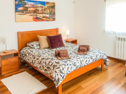 瓦奥Casa Tranquila的卧室配有一张床,墙上挂有绘画作品