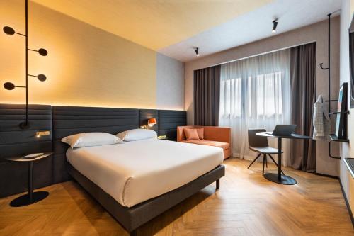 卡塞塔诺富特卡塞塔苏德酒店的配有一张床和一张书桌的酒店客房
