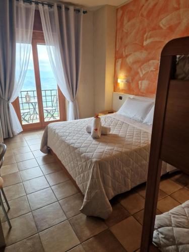 圣马力诺拉罗卡酒店的一间卧室设有一张床和一个大窗户