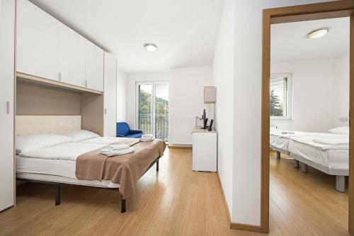 布拉格Prague City Residence的一间卧室配有两张床和镜子