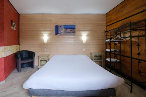 维特里勒弗朗索瓦Eqynox Hotel的卧室配有一张白色大床和一把椅子