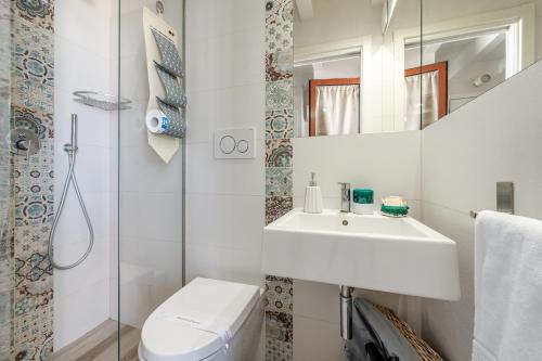 滨海波利尼亚诺Respiro del mare的一间带水槽、卫生间和镜子的浴室