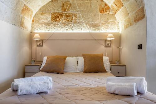 滨海波利尼亚诺Respiro del mare的一间卧室配有一张大床和两个枕头