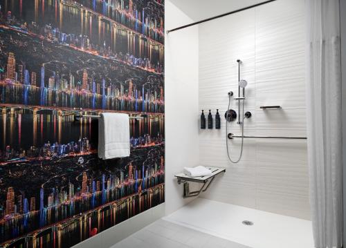 拉斯维加斯Aloft Henderson的浴室设有淋浴和酒瓶壁