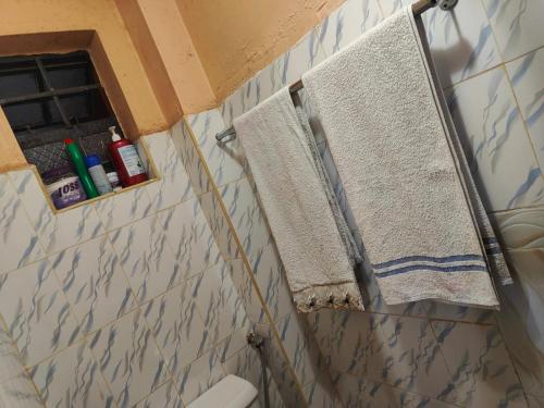 内罗毕Ella's Haven的浴室设有两条挂在墙上的毛巾