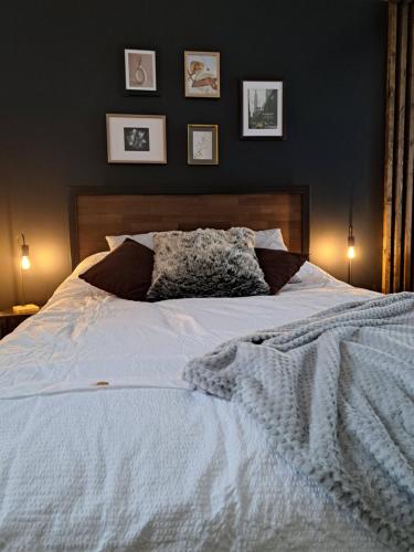 圣安娜德博普雷Habitations Zenith的一张大白色的床,上面有毯子