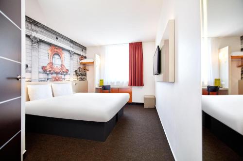 罗兹罗兹市中心B&B酒店的一间酒店客房,配有一张床和一台电视