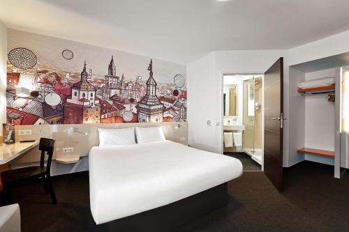 卢布林B&B Hotel Lublin Centrum的一间酒店客房,配有一张白色的床和一张书桌