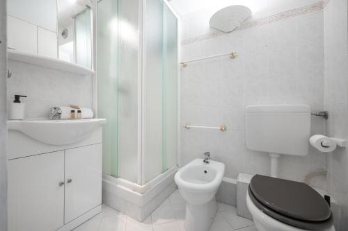 罗克布吕讷-卡普马丹Appartement 4 pers à 50m de la plage, avec piscine的白色的浴室设有卫生间和水槽。