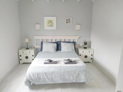 特吉塞Mar de Sal的一间白色卧室,配有带2个床头柜的床