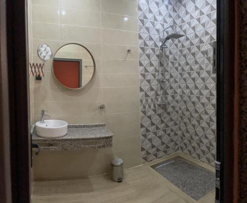 努瓦克肖特résidence zeineb的一间带水槽和镜子的浴室