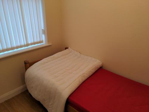 利物浦Liverpool的一间小卧室,配有床和窗户