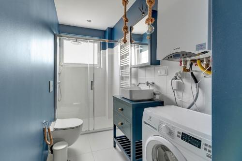 格但斯克Dom & House - Apartments Old Town Siennicka的一间带洗衣机和卫生间的浴室