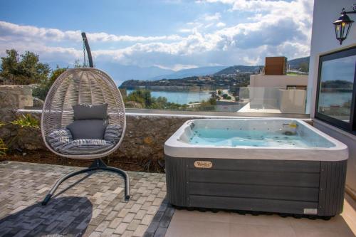 阿基欧斯尼古拉斯Beach Walk Luxury Suites的热水浴池旁的秋千椅
