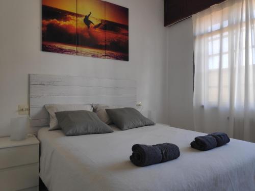 PantínCasa en primera linea de playa en Pantin!!的卧室配有白色的床和两个枕头