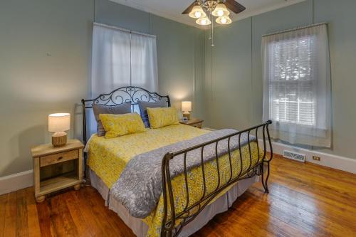 安德森Quaint Anderson Home with Sunroom, Walk To Downtown!的一间卧室配有一张床和一盏灯,铺有木地板