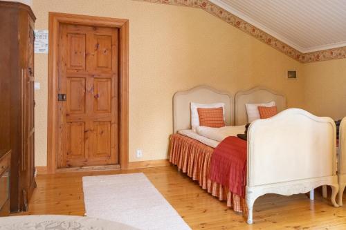 米凯利Landhaus Kekkola的一间卧室配有一张床和一扇木门
