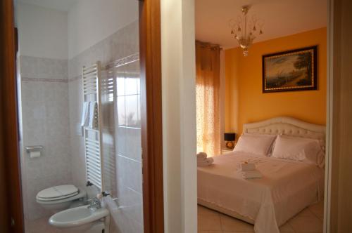 奇维塔韦基亚B&BYanet's Beautiful House的一间卧室配有一张床,浴室设有卫生间