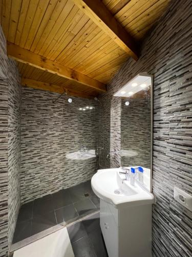 圣米格尔德阿沃纳Casa rosa的浴室配有盥洗盆和浴缸。