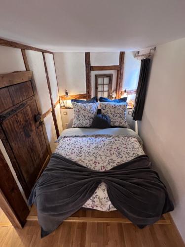 当巴克拉维尔Le Petit Cocon的一间卧室配有一张带蓝色枕头的大床