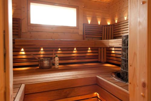 米凯利Villa Valmuska的一间设有木镶板和窗户的桑拿浴室