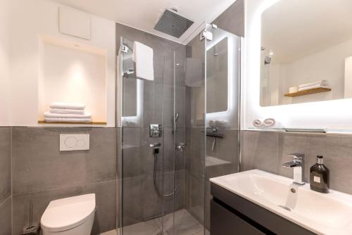 诺德奈Haus Andersen Apartment EINS的带淋浴、卫生间和盥洗盆的浴室
