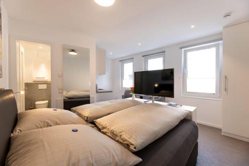 诺德奈Haus Andersen Apartment EINS的一间卧室配有两张床和一台平面电视