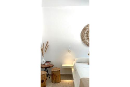 佩里萨Cal Day Rooms Santorini的客厅配有床和桌子