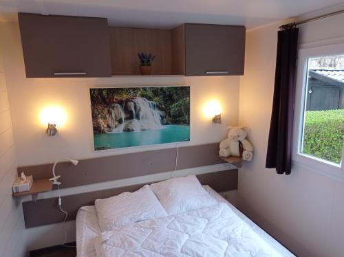 亚贝克Entre Terre et Mer, Bruges, Ostende的卧室配有一张床,墙上配有电视。