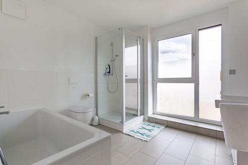 汉诺威Privat Zimmer Richtung Messe的白色的浴室设有淋浴和浴缸。