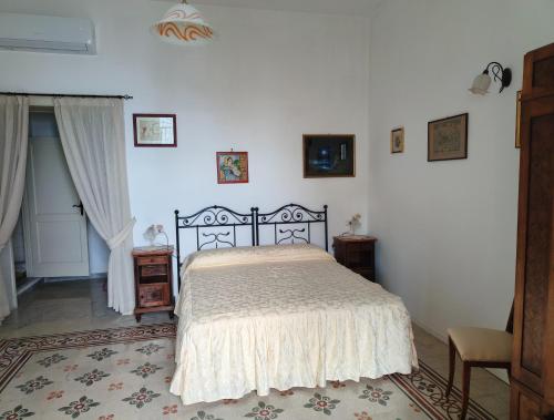 波西塔诺Casa La Bionda的一间卧室,卧室内配有一张大床