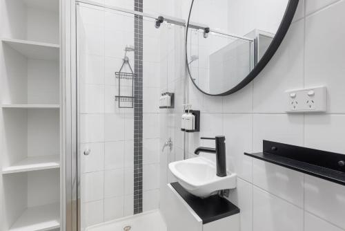 墨尔本Selina Central Melbourne的白色的浴室设有水槽和镜子