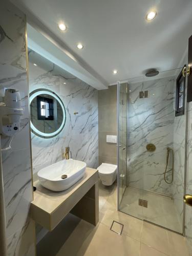 Kréntis马卡斯酒店的一间带水槽和淋浴的浴室