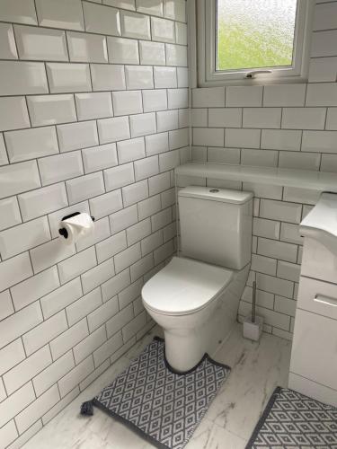 Bucks MillsBay View Villas的白色的浴室设有卫生间和窗户。
