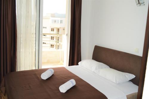 多布拉沃达MS Hotel的一张带两个白色枕头的床和窗户