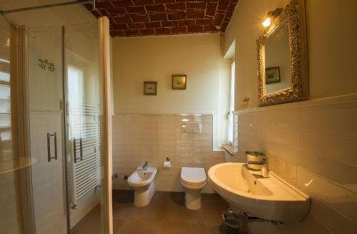 VignaleLa Casa nel Vento的浴室配有盥洗池、卫生间和镜子。