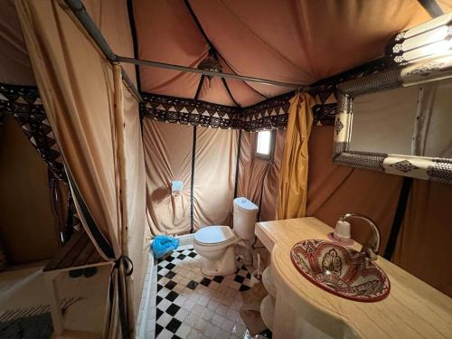 梅尔祖卡Merzouga Luxury Tented Camp的帐篷内设有一个卫生间和水槽