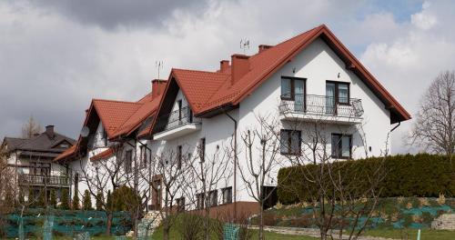 CzajowiceZajazd u ELiZY的一座大型白色房屋,设有红色屋顶