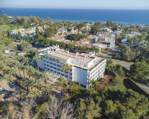 马贝拉Alanda Marbella Hotel的享有度假胜地的空中景致,以海洋为背景