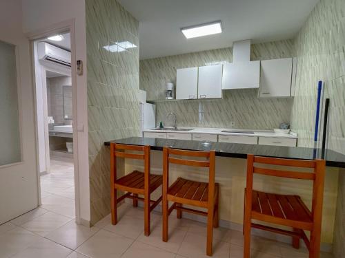 埃斯卡纳席尔布劳公寓酒店的厨房配有两把椅子和带水槽的台面