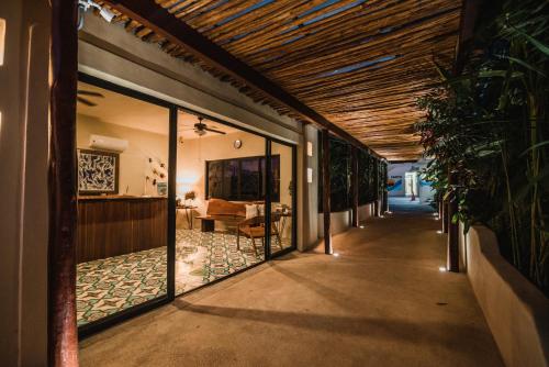 巴卡拉尔Blue Palm Bacalar的房屋的走廊,享有客厅的景色