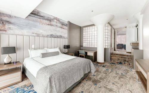 底特律雅典庙宇套房酒店的一间卧室设有一张床和一个大窗户