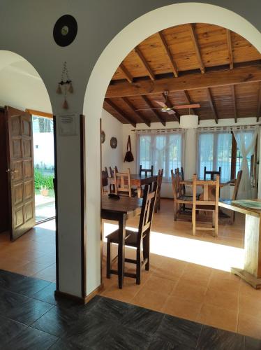 格塞尔镇Las Grullas的用餐室以及带桌椅的起居室。